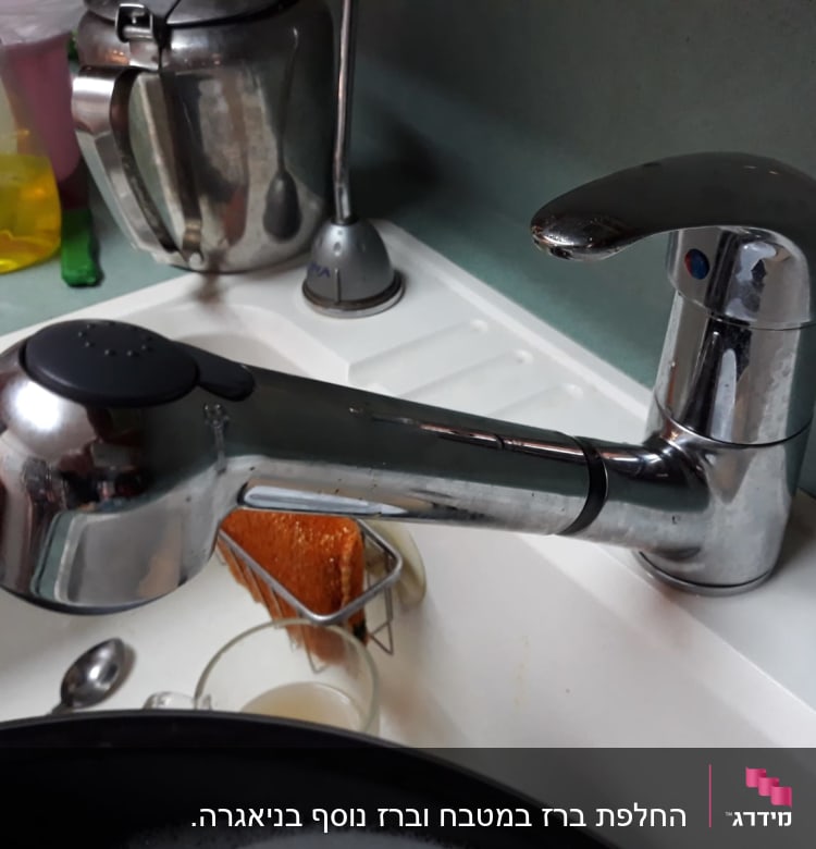 ברז מטבח נשלף עם ידית מתכת מבריקה